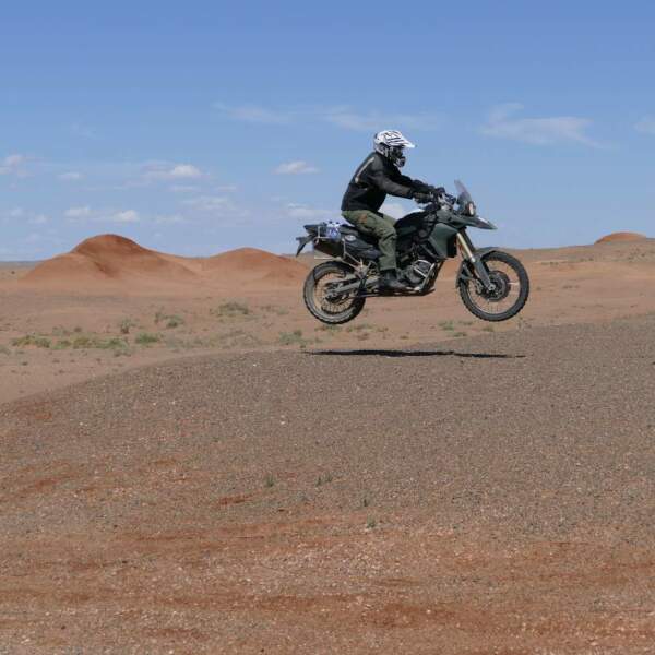 Motorradreisen Mongolei Sanddüne Fußmarsch Herausforderung